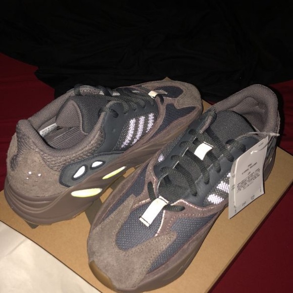 yeezy 700 mauve size chart